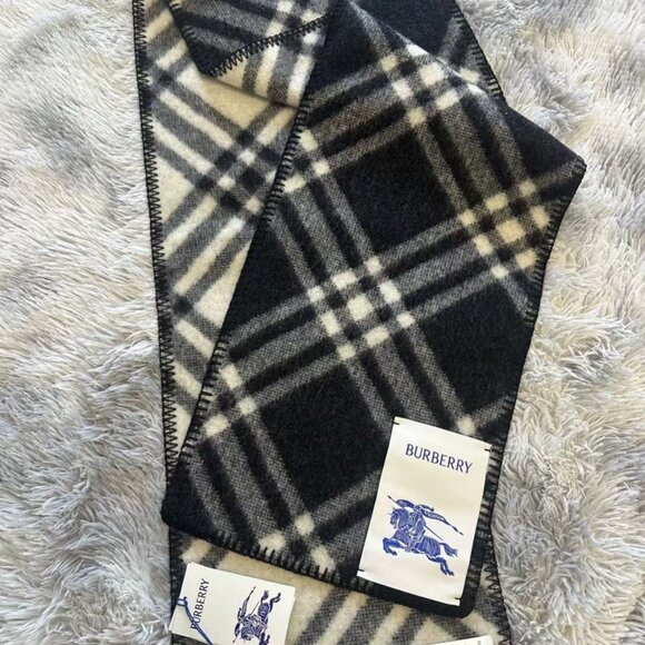 ⭐️Women's Burberry scarf🧣 - Picture 2 of 5